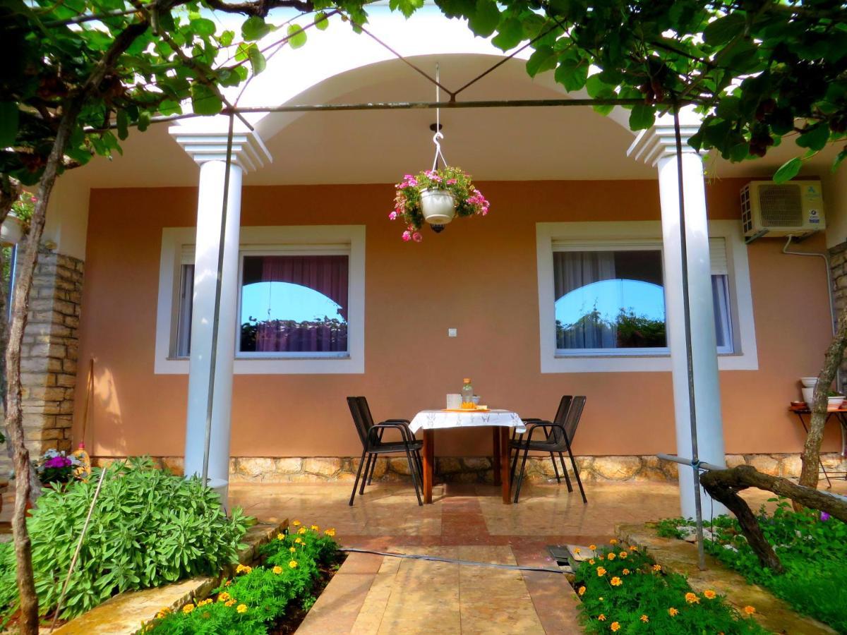 Beach Apartments Roza - The Garden Apartment Weißenburg Exterior foto