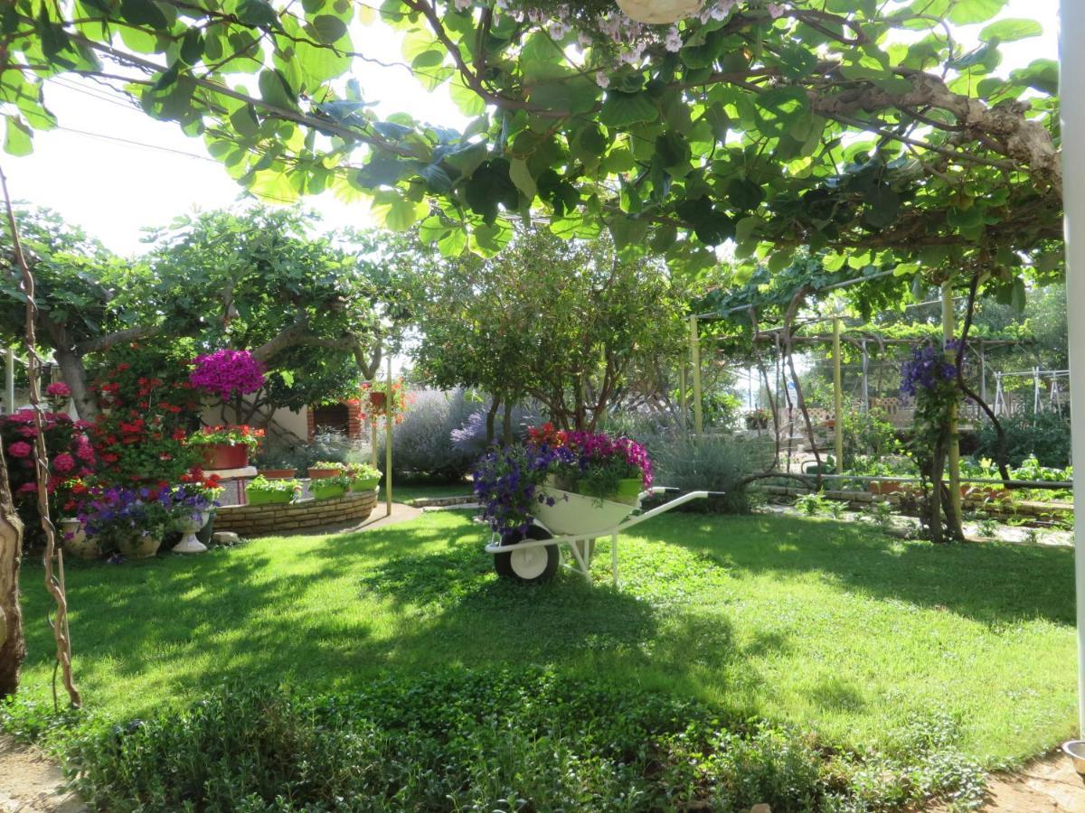 Beach Apartments Roza - The Garden Apartment Weißenburg Exterior foto