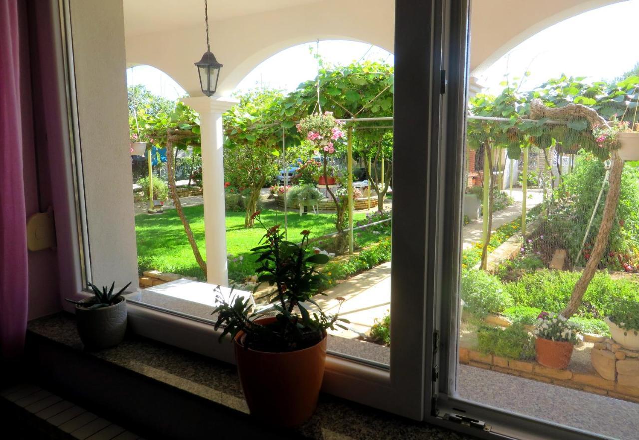 Beach Apartments Roza - The Garden Apartment Weißenburg Exterior foto
