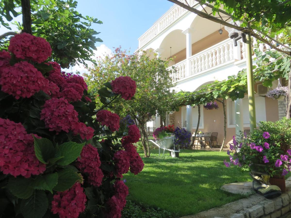Beach Apartments Roza - The Garden Apartment Weißenburg Exterior foto