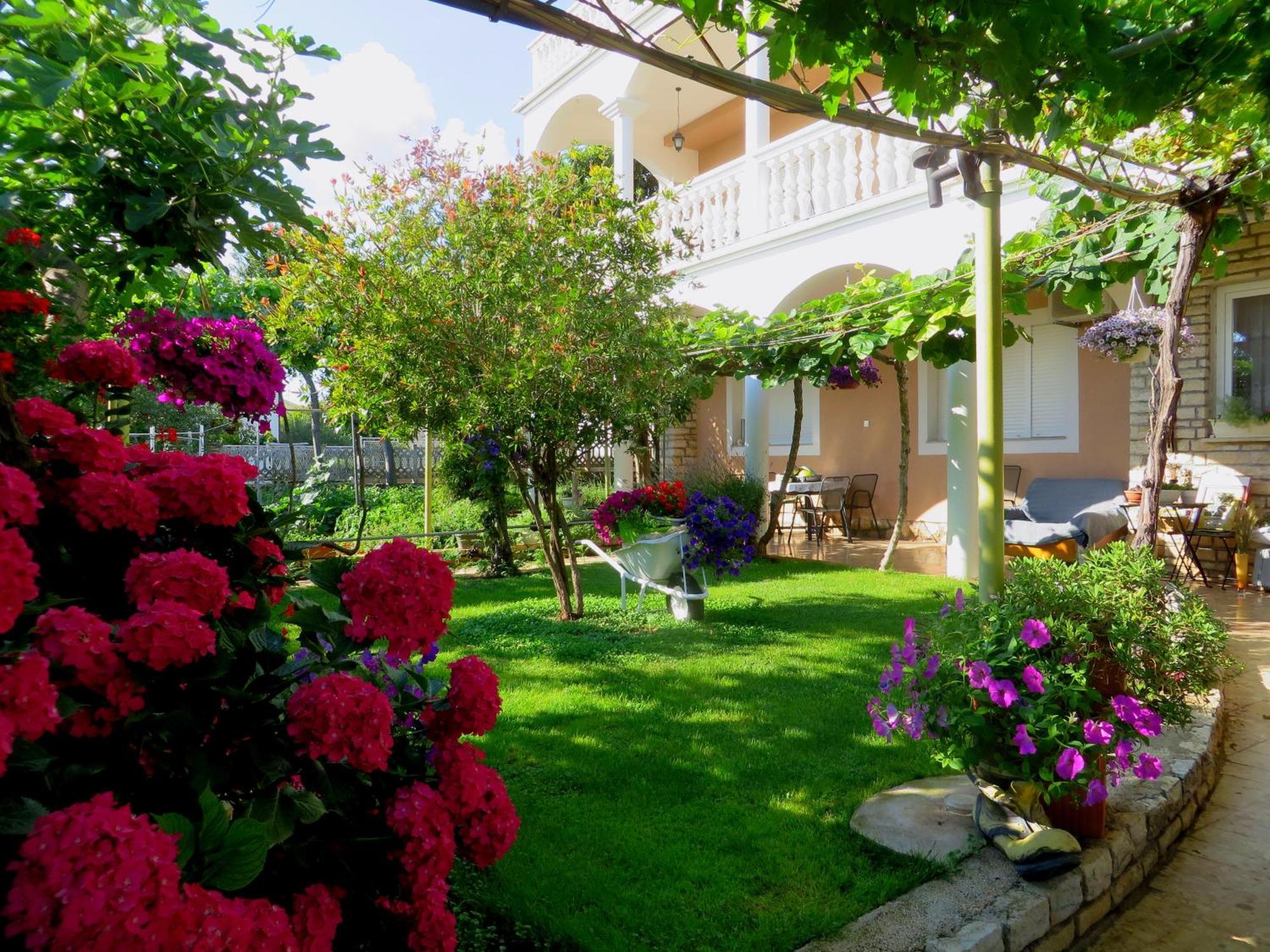 Beach Apartments Roza - The Garden Apartment Weißenburg Exterior foto